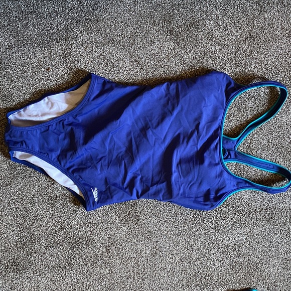 3 x size 8 speedo swimsuits - Picture 4 of 6